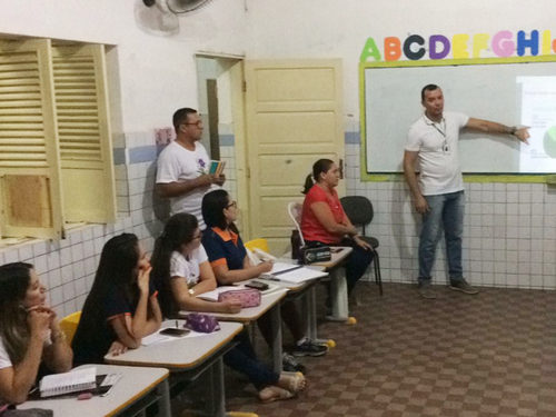 Professor do IFRN, Valdenir Lima, fala aos alunos em uma das escolas contempladas pelo projeto