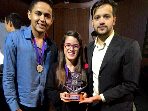 Jilcimar Fernandes e Larisse Gabriela, recebendo premiação de Carlos Martins, presidente da Infomatrix Brasil