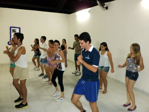 Participantes em aula prática de dança. Crédito da imagem: Cecília Brandão.