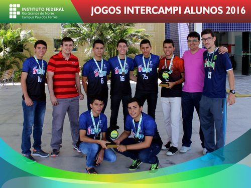 Parte dos alunos atletas posam para foto com troféus e medalhas, ao lado de professor e diretores do Campus