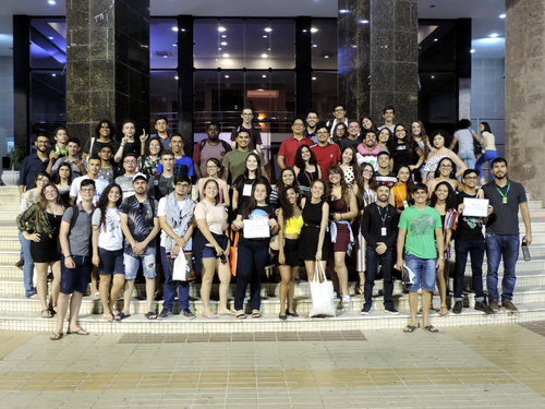 Parte da delegação do Campus posa para foto em frente ao Teatro Dix-huit Rosado, em Mossoró. Foto: Bruno Arcanjo.