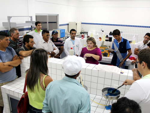 Grupo em laboratório, durante prática de produção de sabonetes com mel e própolis. Foto: Vicente Gabriel