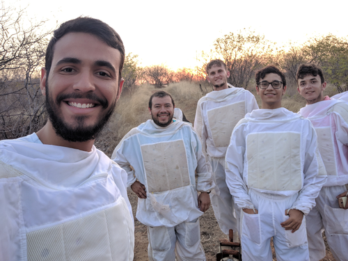 Jovens pesquisadores no apiário do IFRN, antes da pandemia, ao lado do Professor Dr. Abreu Neto, coorientador do projeto.