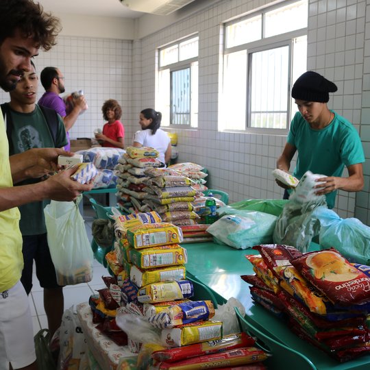#54781 Semadec Solidária arrecada duas toneladas de alimentos 