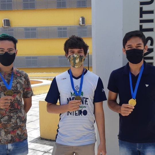 #55144 Estudantes comemoram premiações em competições de matemática