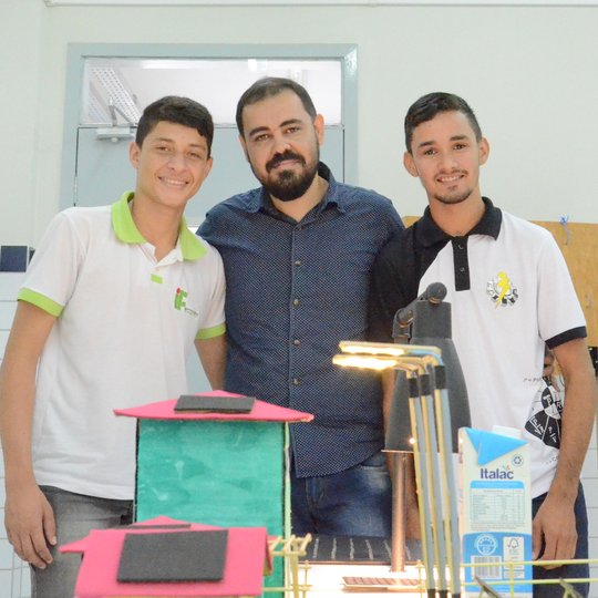 #55560 Estudantes desenvolvem pesquisa para geração de energia solar a baixo custo