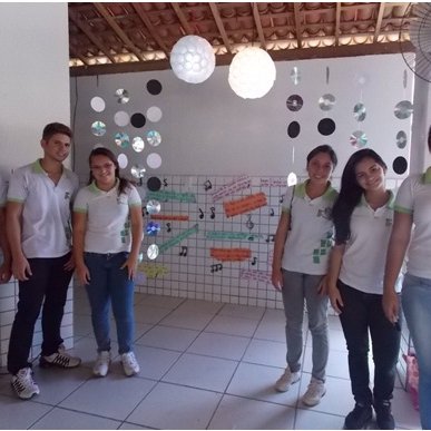#5581 Alunos expõem obras artísticas com material reaproveitado