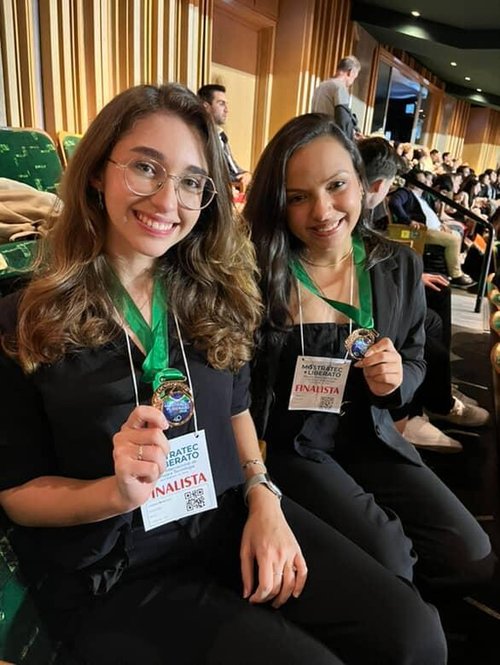Letícia e Maria Laura, premiadas com o 4º lugar da categoria História e Ciências Sociais