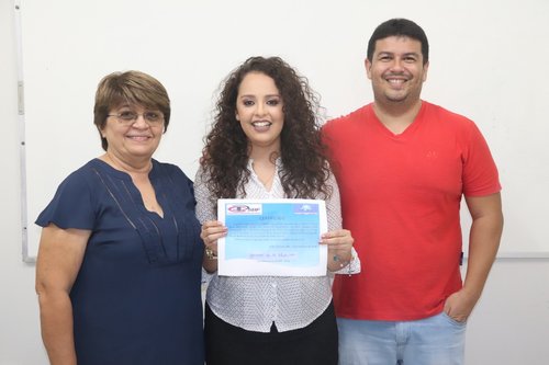 Professora Geneci Cavalcanti (a esquerda), Gabriely Saldanha (centro) e Professor Thiago Bruno Freitas (a direita)