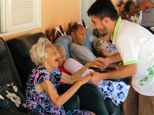 Em uma das ações executadas, alunos realizaram várias atividades de lazer e bem estar com idosos da Casa de Caridade São Vicente de Paulo, na cidade de Ceará-Mirim/RN