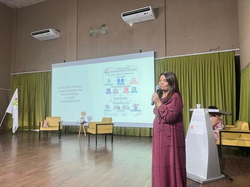 Professora Ivoneide Bezerra em sua conferência. Imagem: João Eduardo
