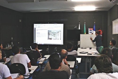 Alunos do Câmpus João Câmara em treinamento com técnicos, tecnólogos e engenheiros da GE.