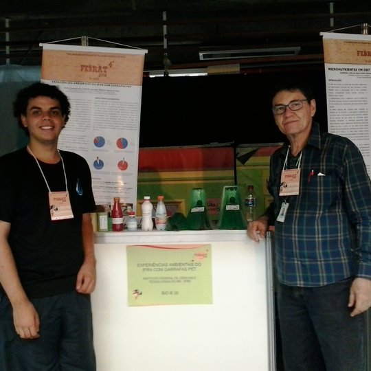 #8936 Professor do Campus João Câmara apresenta oficina de vassoura de pet na 4ª FEBRAT em Belo Horizonte