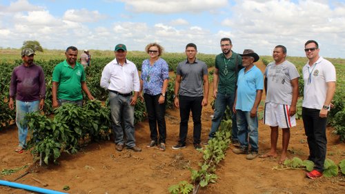 Diretora-Geral, professores e alunos do Campus João Câmara e servidores da Secretaria Municipal de Agricultura visitaram assentamentos de agricultores na zona rural da cidade