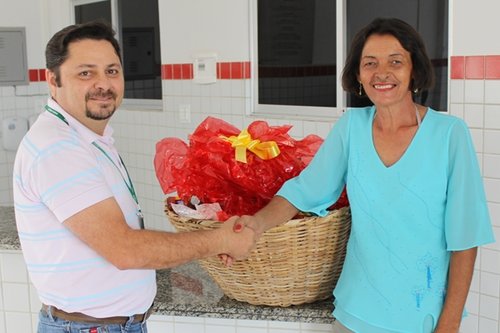 Ganhadora do Balaio, Francisca das Chagas Batista, recebendo a premiação no Câmpus Caicó na tarde de hoje (03)