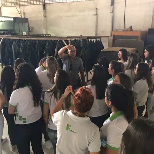 #9886 Turmas de Vestuário e Têxtil realizam visita técnica