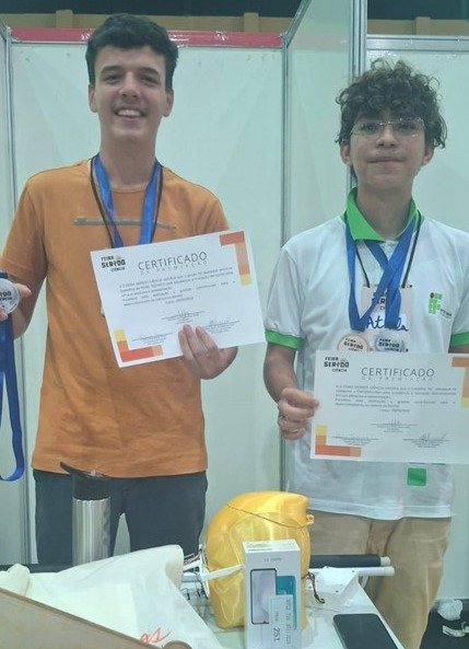 Estudantes apresentando o projeto na Feira Seridó Ciência 2025