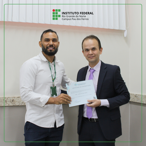 Professor Emanuel Oliveira, autor do projeto, durante o recebimento do certificado de contemplação.