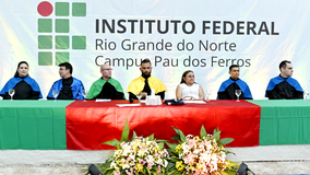 Autoridades acadêmicas e civis compõem a mesa diretiva da solenidade.