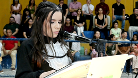 Formanda Karla Julyana, durante o requerimento de diploma.