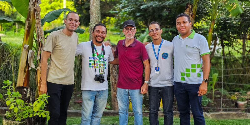 Diretor Acadêmico do Campus Canguaretama, Márcio Marreiro, com a equipe do Projeto, e proprietário da Fazenda Ilha Grande, Sérgio Duarte. Foto: Márcio Marreiro.
