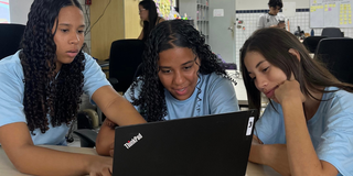 Cursistas participam de atividade de letramento digital no Projeto Ampliando Horizontes Digitais.