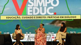 Samira Fernandes Delgado, Ana Maria Gonçalves e Alicia Rosler conversam em conferência no SimpoEduc. Foto: Lucas Marx.