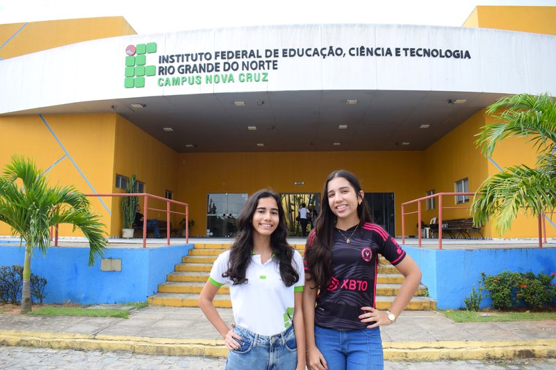 Ana Luíza e Ana Maria (da esquerda para direita), alunas do Curso Técnico Integrado em Administração. Foto: Myrtthes Almeida.