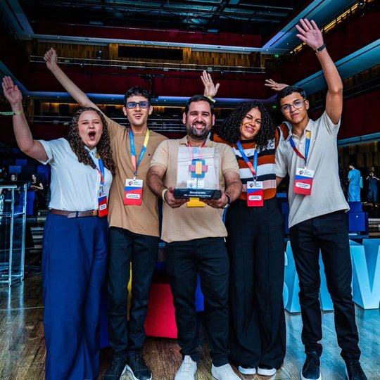 Equipe Bioconcreto, vencedora do Prêmio de Júri Popular