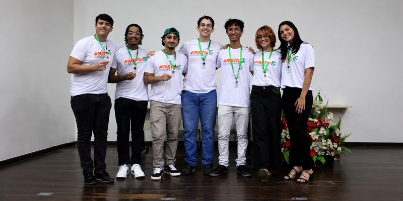 Equipe de desenvolvedores do IFocus, formada, da esquerda para a direita, pelos estudantes Murillo Viniz, Rodrigo de Oliveira, João Vinicius, João Roberto, João Pedro, Laura Luna e Marya Eduarda. Foto: Laura Luna.