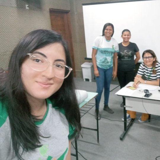 Estudante Janine em atividade - Capa