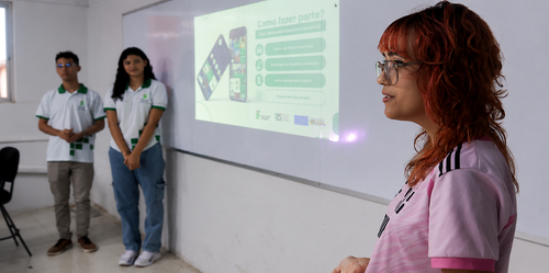Estudante Laura Luna apresentando o programa IFocus para estudantes. Foto: Laura Luna.