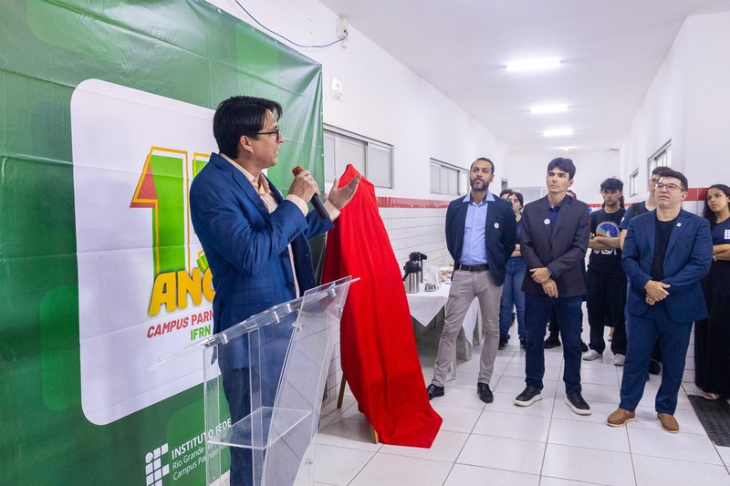 Prof. Diego Pereira apresenta dados do laboratório