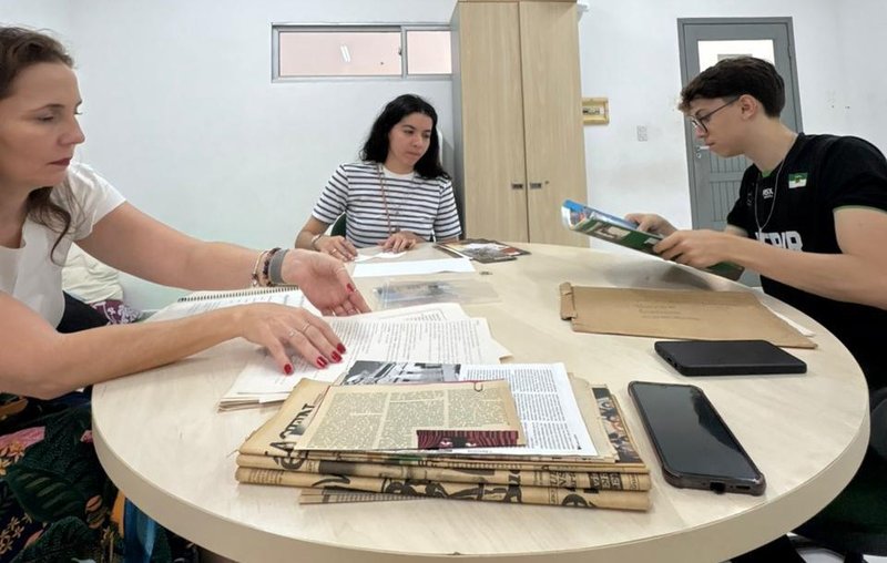 Professora Rebeka Caroça (à esquerda) e equipe na organização de material para o acervo do Teatrar