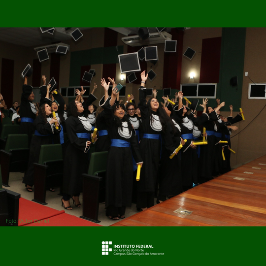Formatura Integrado 2022 - jogando capelos