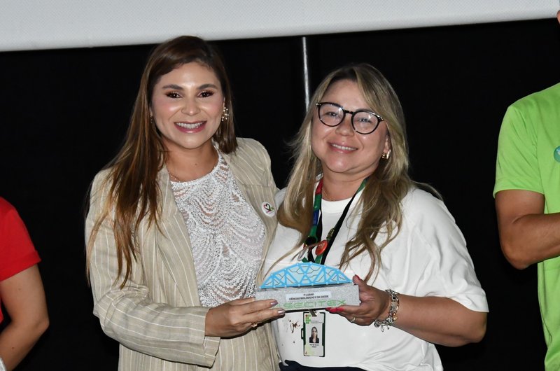 Thayse Azevedo (direita) sendo premiada na Secitex