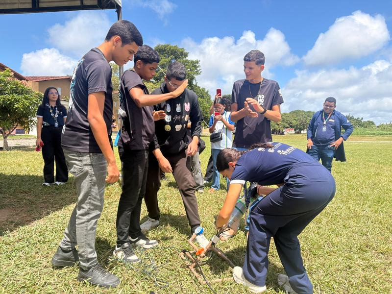Estudantes em atividade prática do Dia Espacial