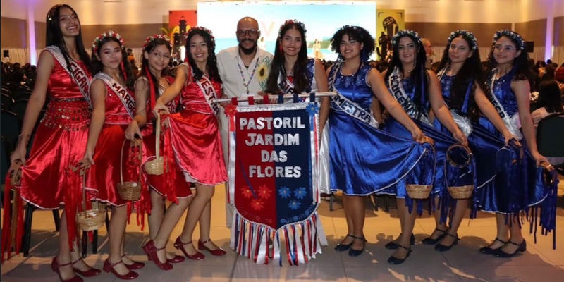 Grupo Pastoril Jardim das Flores ao lado de Gláucio Teixeira, mestre do grupo Congos do Combate. Ambos os grupos são da cidade de São Gonçalo do Amarante/RN. Foto: Alice Maria