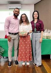 Professora Adriana Melo recebendo a homenagem.