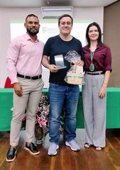 Professor titular Bonfim Aquino recebendo homenagem.