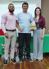 Professor titular Ulysses Vieira recebendo homenagem