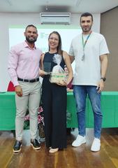 Técnica-administrativa em educação Edenise Araújo recebendo homenagem