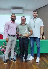 Técnico de Laboratório Leoton Barbosa recebendo homenagem.