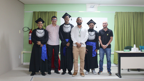 Formandos posam para foto com diretores e coordenador do curso.
