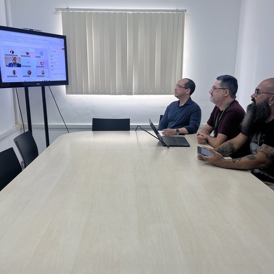 Da direita para a esquerda: Diretor Geral Paulo Vitor Silva, Prof. Dayvyd Lavaniery e Prof. Carlos Cunha