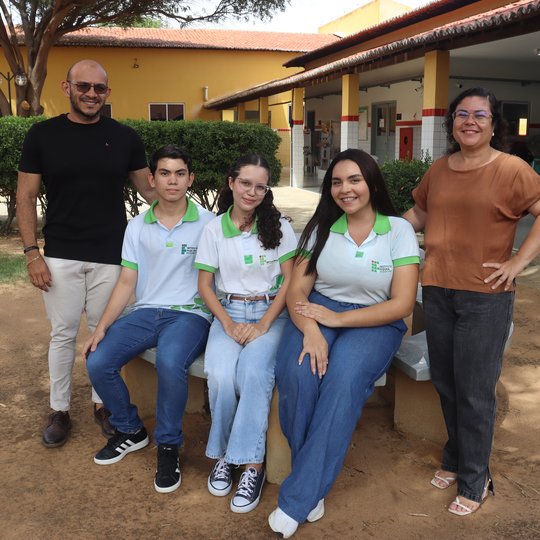 Grupo de Pesquisa é formado por estudantes do 3º ano de Quimica e pelos professores Luciana Bertine e Tássio Lessa