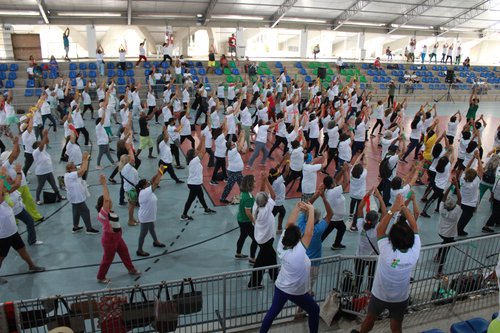 Grupo da Melhor Idade fazendo atividade física. Foto: Victor Mafaldo