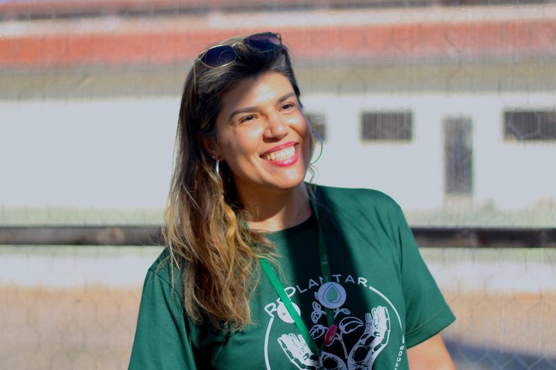 Luciana Medeiros, coordenadora do projeto, acredita no poder transformador do Replantar tanto para os participantes como para os apenados.