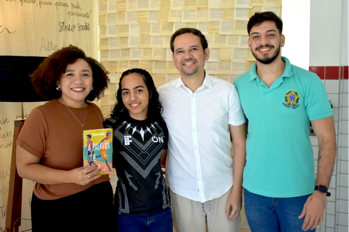 No registro, estão os organizadores do Clube de Leitura. Da esquerda para a direita: Laysi Araujo, Eloiza Brilhante, Jerônimo José e Tiago Caian.