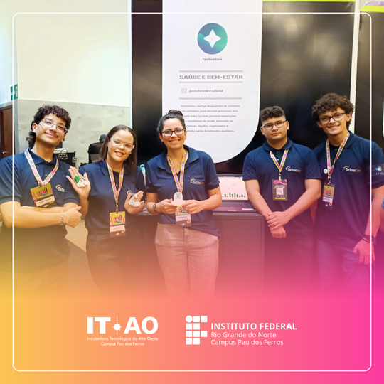 Jovens empreendedores posam para foto ladeados da gerente da incubadora (ao centro).